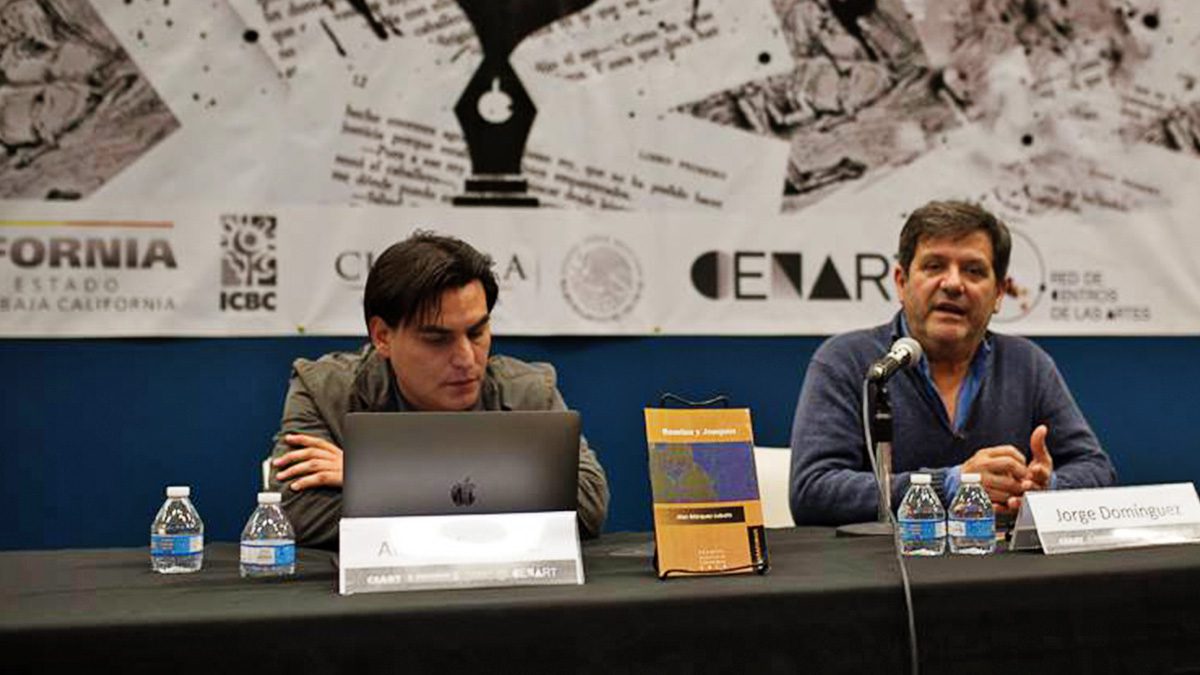 lAan Márquez Lobato, en compañía del maestro Jorge Domínguez en la presentación de Romina y Joaquín