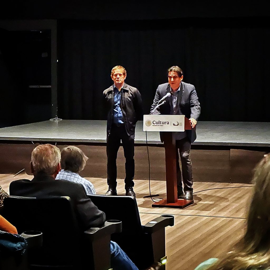 "Presentación de 'Mufote el documental' en la Cineteca: Alan Márquez Lobato y Jared Jacobsen conversando con el público sobre su obra cinematográfica."