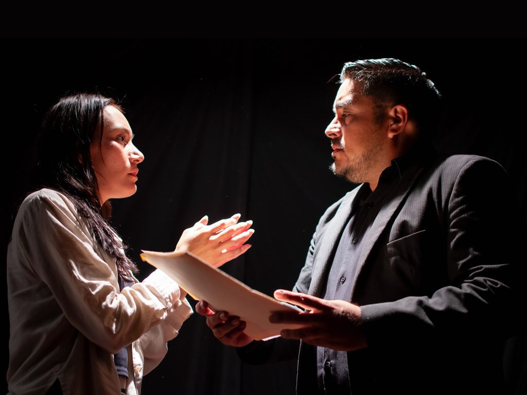 Andrea Rodríguez y Víctor Iturríos en la obra "Diez. Ausencia del Miedo" de Paco Mufote. 