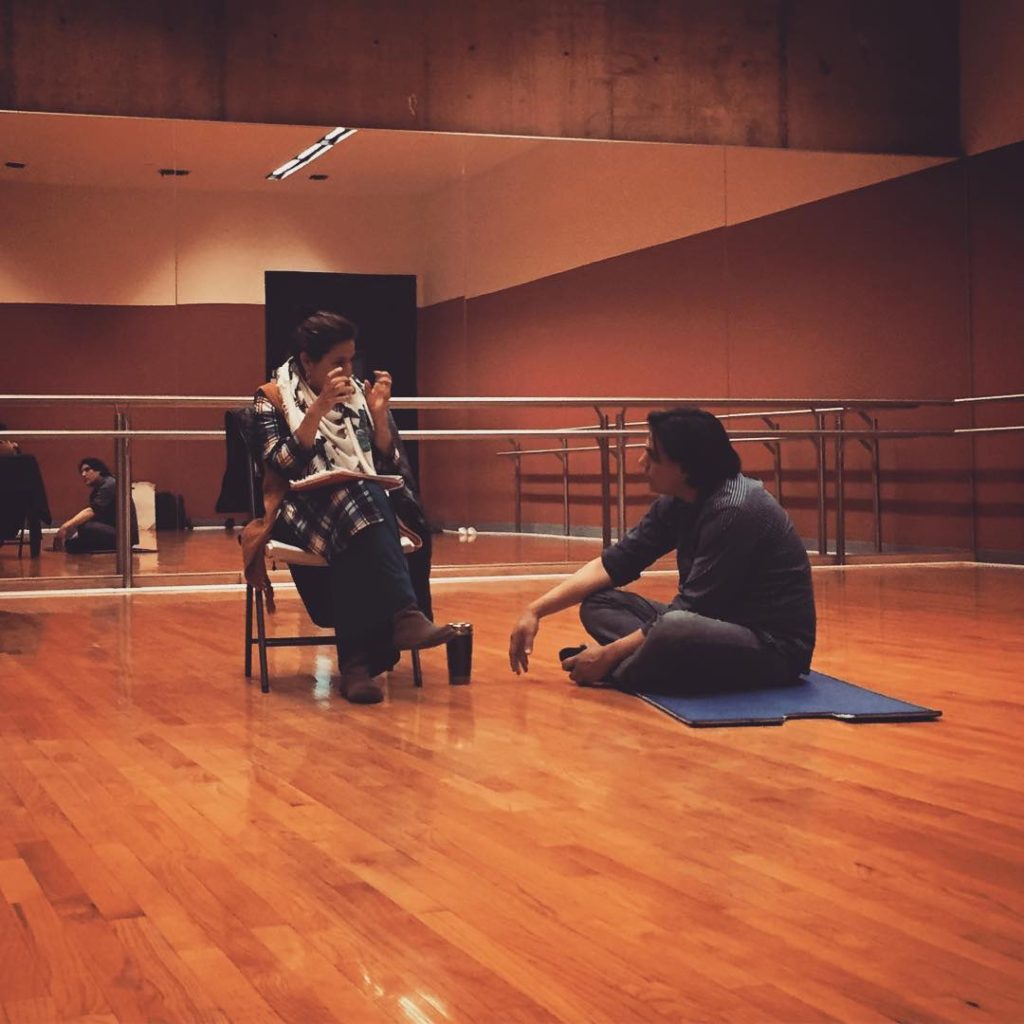 Laura Kaplun y el director Alan Marquez Lobato en trabajando la escena. 