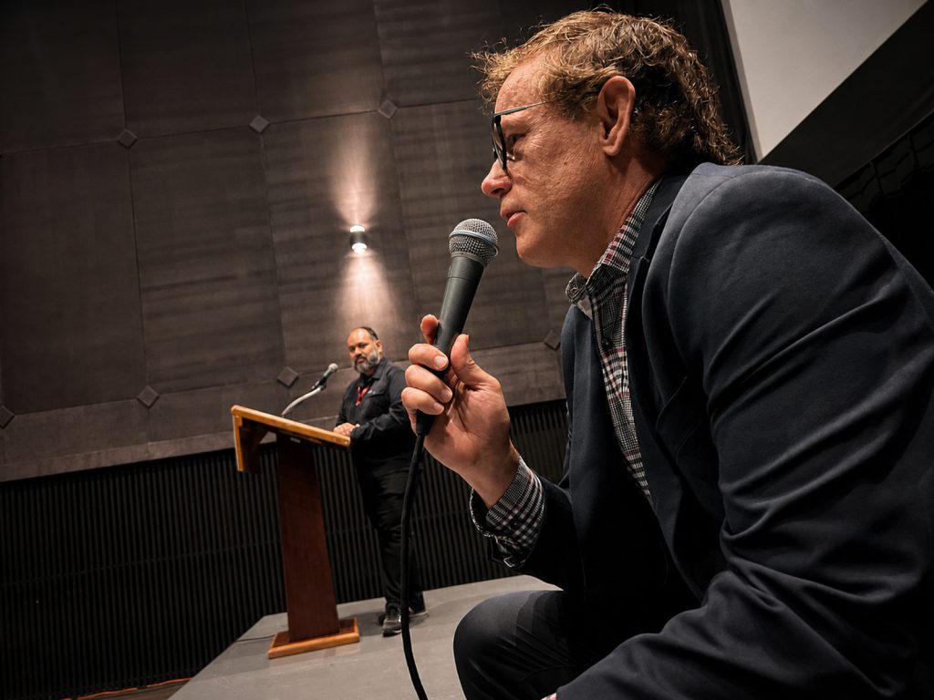 Jared Jacobsen durante la sesión de preguntas y respuestas en la Cineteca Tijuana