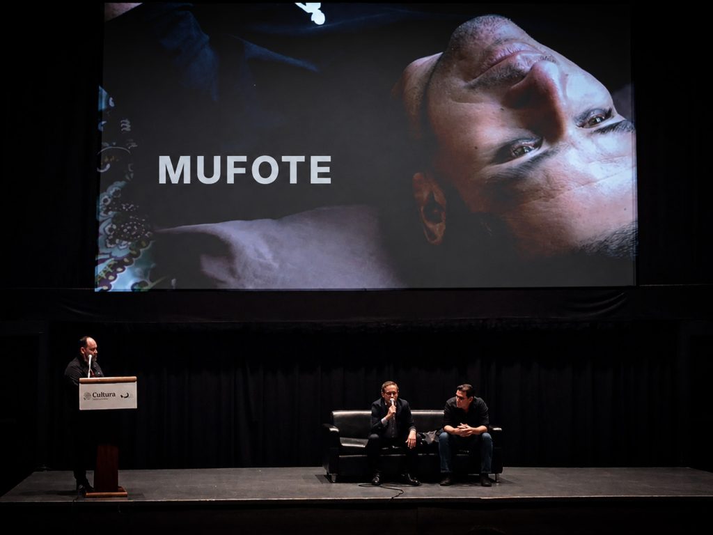 Jared Jacobsen y Alan Márquez Lobato participan en la sesión de preguntas y respuestas moderada por Juan Alberto Apodaca tras la proyección del documental MUFOTE en la Cineteca Tijuana, durante la Temporada de Teatro y Documental Paco Mufote 2026.