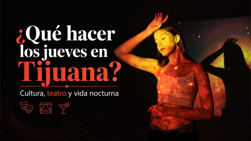 Mujer frente a proyección artística en Tijuana — arte y cultura de noche