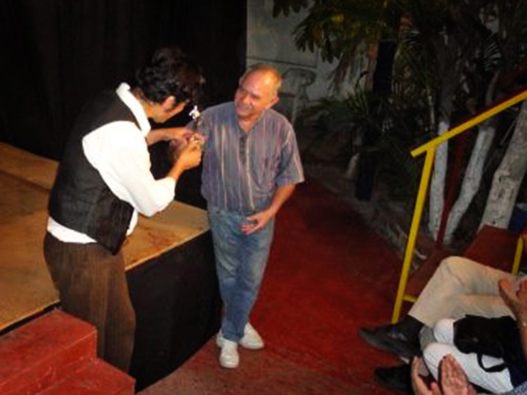 Paco Mufote y Rubén Sandoval después de la función "In Memoriam"