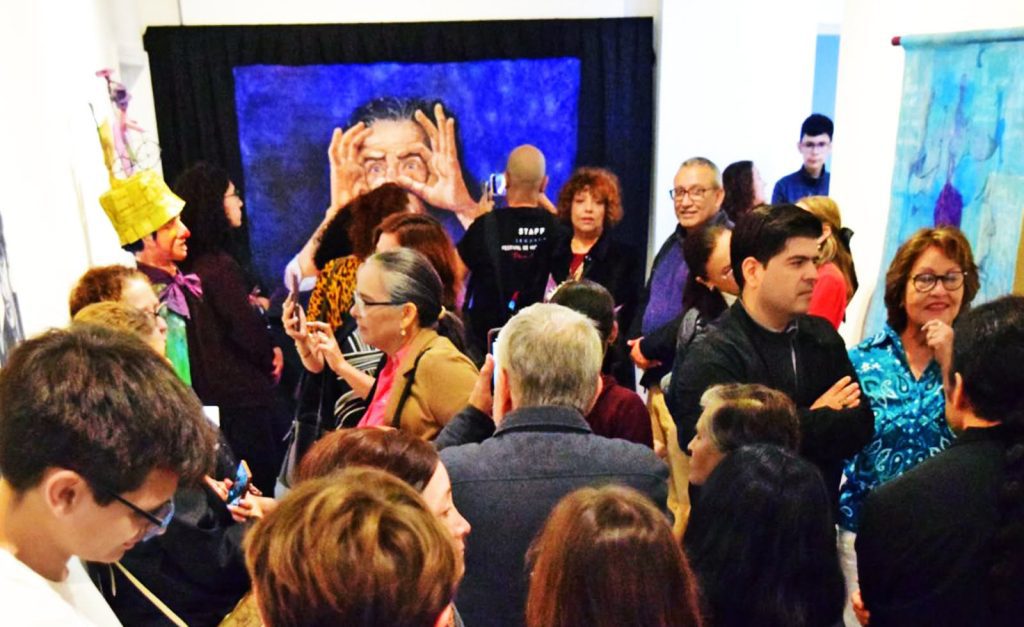 Publico asistente a la exposición pictórica "Paco Mufote: Artista del Universo"