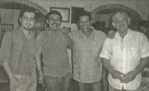 Los anfitriones del Cuarto Festival Internacional de Monólogos, Rubén Sandoval y Bonifacio Hernández, con el actor Jaime Rico y su asistente César Silva Rodríguez.