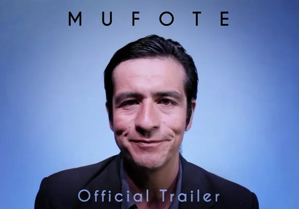 Primer plano del actor Paco Mufote con texto superpuesto que anuncia el estreno del tráiler de su documental biográfico grabado en Tijuana